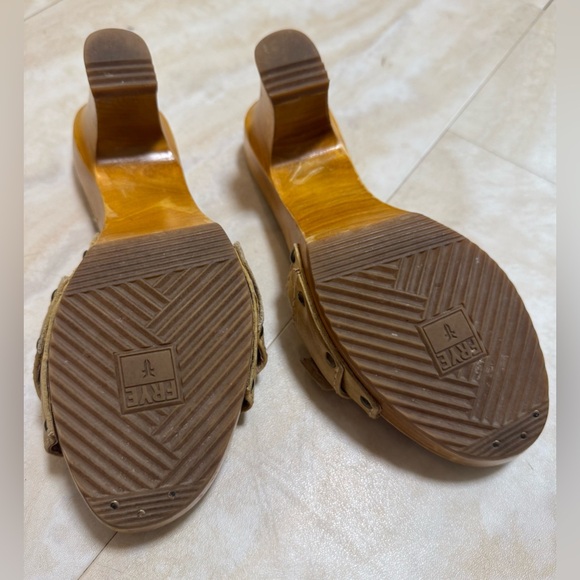 FRYE SAVANNAH BUCKLE TAN LEATHER SLIDE (7M) - Picture 5 of 6